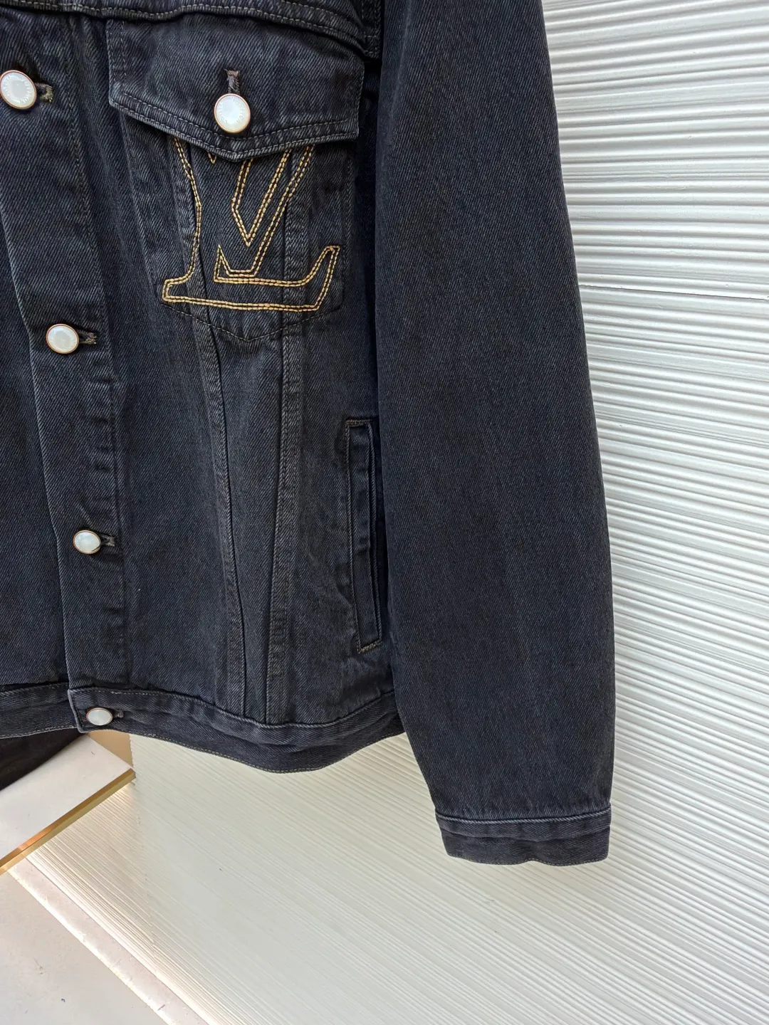 LOUIS VUITTON sand-washed embroidered denim jacket ●Original version: purchased and developed by 16217 ●Item number: 1681019-B55 ●Fabric: denim fabric ●Technology: washed embroidery production ●Version: fitted version ●Weight: about 1055 grams ●Size: 46-48-50-52 ●Description: Made of high-quality cow fabric, with clear and crisp texture, good wear resistance and breathability, comfortable and durable to wear; the brand logo embroidery on the chest adopts precise embroidery technology, the embroidery thread is full and tough, the stitches are fine and even, and the pattern outline is clear and three-dimensional; metal buttons and rivets It is made of high-quality hardware material, and the surface has been finely polished and plated. The color is bright and not easy to oxidize and fall off, and the combination with the denim fabric is strong and reliable; the jacket has a classic and elegant lapel shape, neat and smooth tailoring, which fits the body shape without losing a sense of leisure; the high-waist design firmly locks the waistline, instantly optimizing the body proportions and modifying the leg shape. The overall wiring is straight and delicate, the fabric is comfortable and soft, and the color is consistent without color difference. It can be matched with the same style to create a fashionable look and control various occasions. Customized accessories, complete with three standards, same style for men and women!